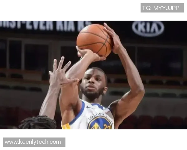 詹姆斯在比赛中饮水机一滴不漏，遭到球迷热议：背后的原因何在？